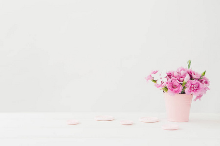 束粉红色 Carnationflowers 白色桌子上的花瓶里。文本为空的空间