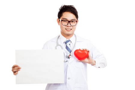 亚洲男医生与红色的心，在胸口和空白符号