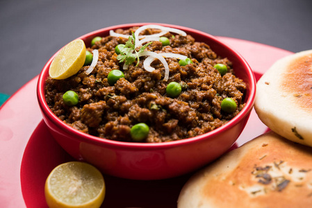 印度咖喱 Kheema Pav 或连胜居或干辣碎肉通常与印度扁平的面包称为 kulcha罗迪烤薄饼，饰以绿豌豆。选择性的焦点