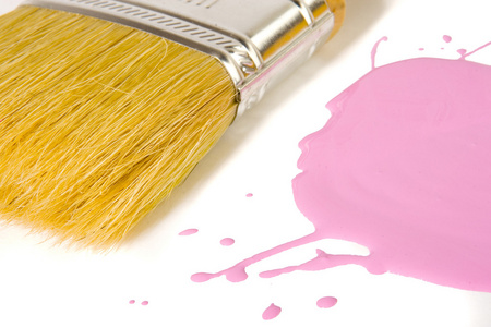 油漆刷和粉红色油漆