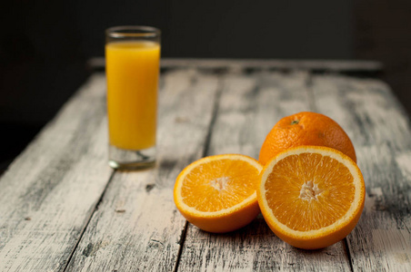 橙色水果切和橙汁上木桌背景