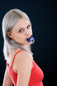 成人叼奶嘴吸奶嘴照片