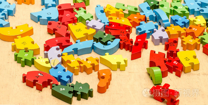 色彩缤纷的木制拼图照片-正版商用图片00ehqo-摄图新视界