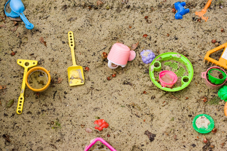 沙盒中小孩玩在沙盒中母亲与女儿和她的小朋友在操场上玩沙盒的选择