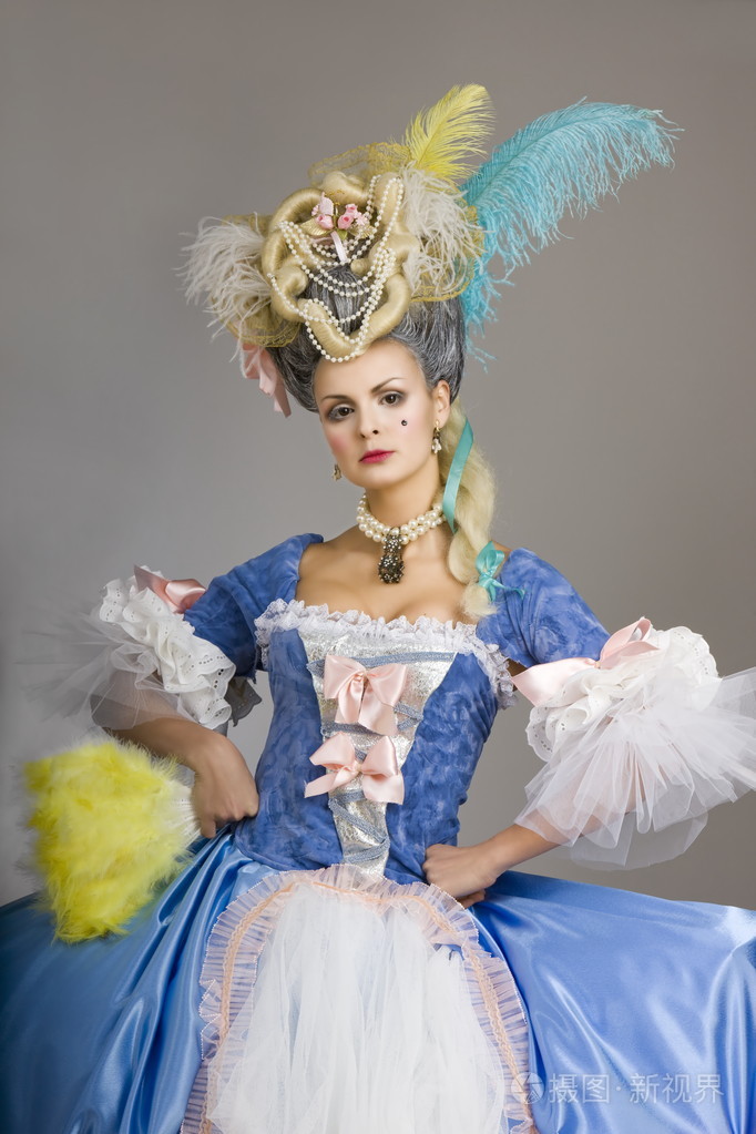 在中世纪风格的服装中的女人