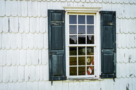 在具有历史意义的老房子的窗口