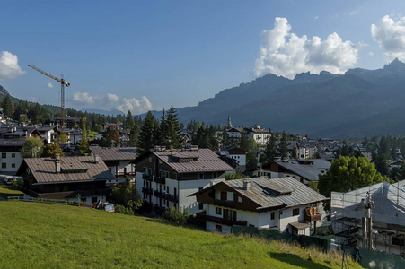 秋季 corso 意大利，居住区与草甸和山，白云石 阿尔卑斯山，威尼托镇科尔蒂纳丹佩佐