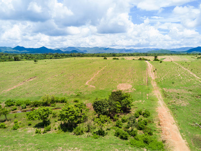 草坡的鸟瞰图照片