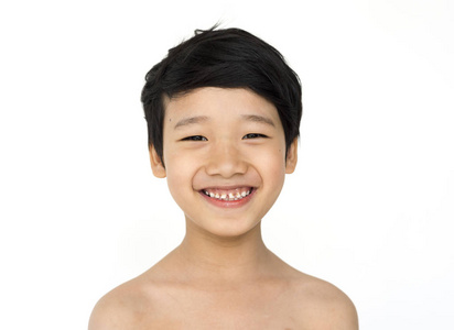 裸露上身的亚洲男孩