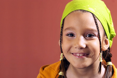 绿色的头巾的女孩照片