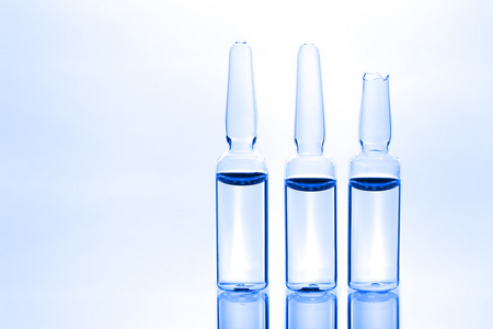 三个医疗安瓿照片