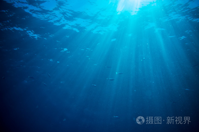 抽象的水下场景阳光和空气在深蓝色的大海中的泡沫
