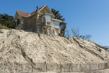 房子在海滩侵蚀