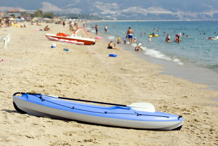 在美丽的沙滩蓝色独木舟