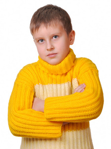 微笑的男孩在黄色条纹毛衣