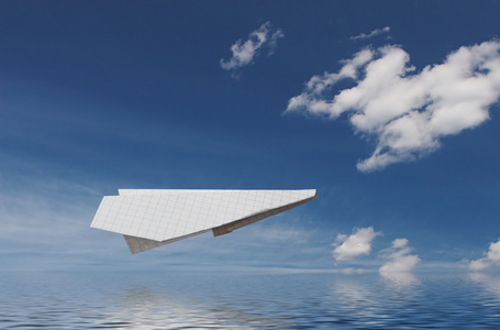 身高纸以上水纸飞机照片