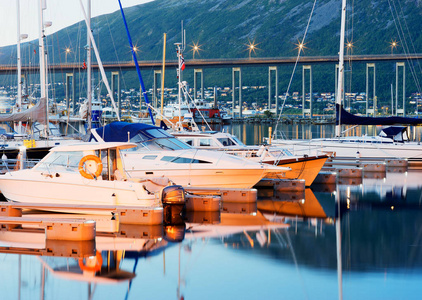 船和小船在挪威港口背景图片