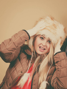 金发女人,冬天毛茸茸的帽子照片