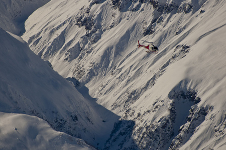 直升机在山中