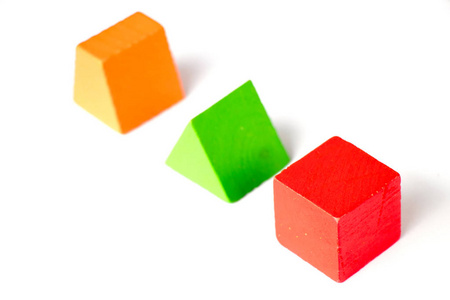 在白色背景上设置的木材形状玩具块 正方形，三角形，梯形