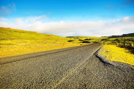 冰岛的山路和如诗如画的自然景观