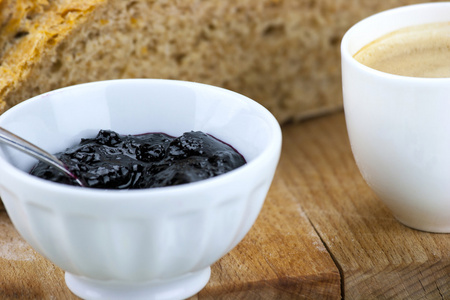 自制蓝莓果酱的积分面包和咖啡图片