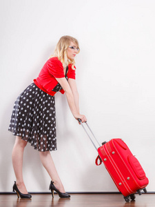 优雅时尚女人与红色手提箱