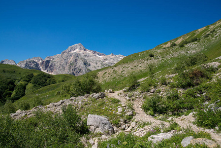 最著名的 30 路线，穿过高山到海洋