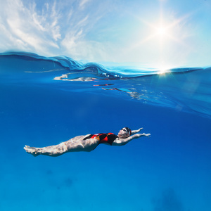 女性专业游泳运动员照片