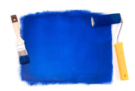 蓝色油漆辊和刷子