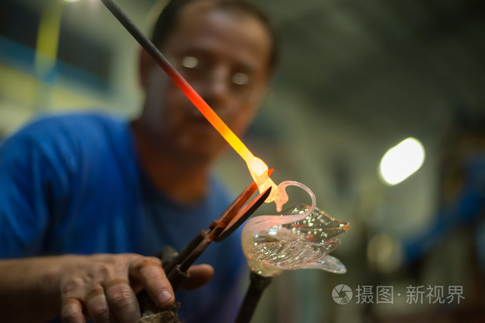 手工制作人物的熔融玻璃