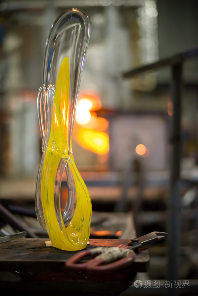 手工制作人物的熔融玻璃