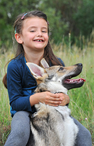 小女孩和她的小狼狗图片