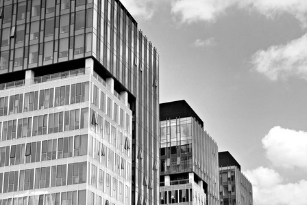 现代商务办公大楼外观。黑色和白色