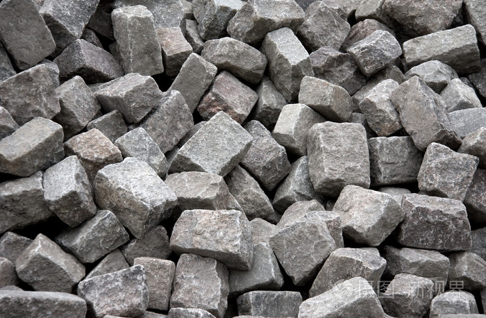 用于铺路的灰色石块堆