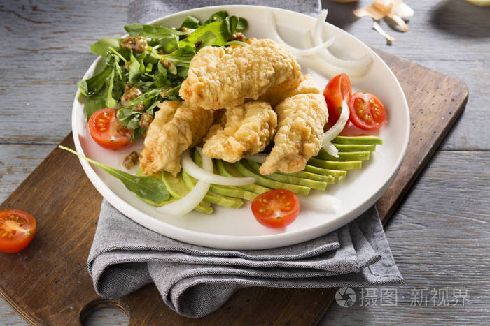 炸鸡深与沙拉和西红柿