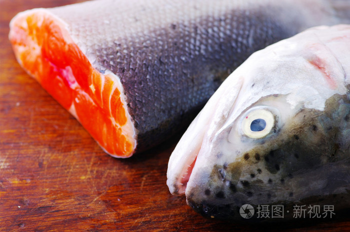 鳟鱼头在木板上