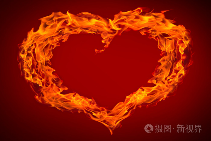 红色背景下的心火焰