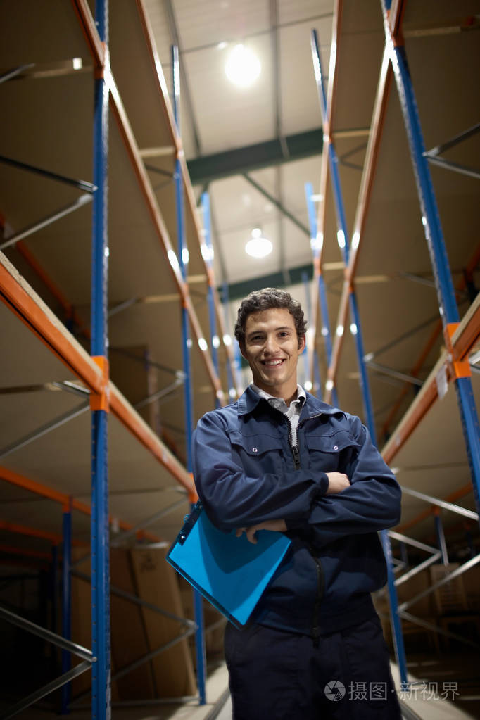 站在仓库的工人