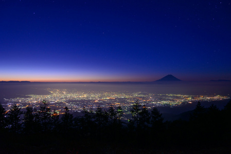 甲府市和富士山在黎明时的灯