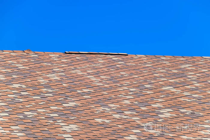 多彩色沥青油毡瓦的屋顶.图案化的沥青油毡瓦