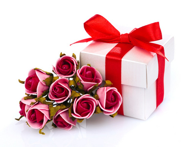 红色的花和白色礼品盒