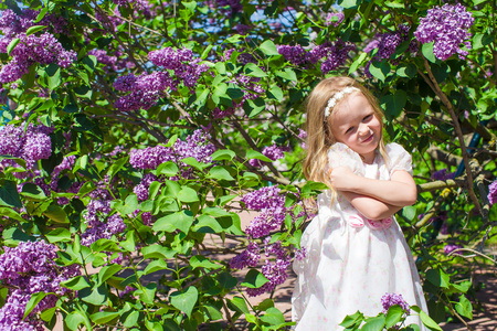 小可爱女孩在盛开的花园里享受美好的一天