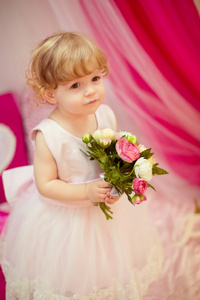 漂亮的小女孩与花