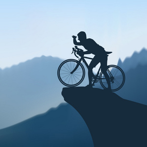 在山上骑自行车的人