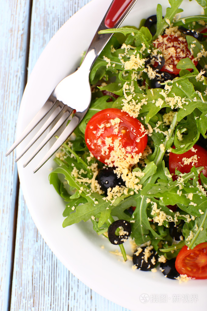 新鲜沙拉配芝麻菜