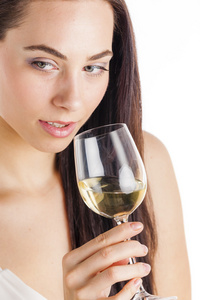 一杯白葡萄酒的年轻女人的肖像