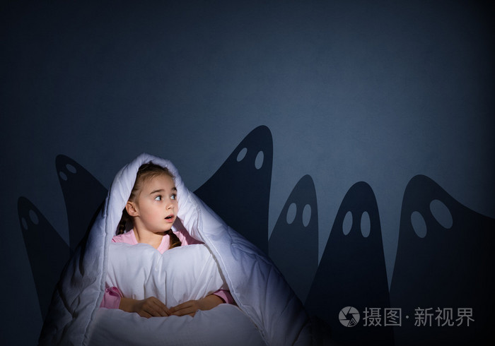 被子用手电筒的女孩