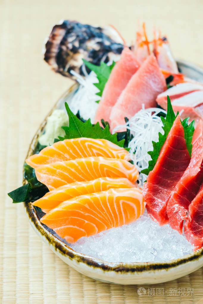 原料和新鲜的三文鱼金枪鱼和其他生鱼片鱼肉