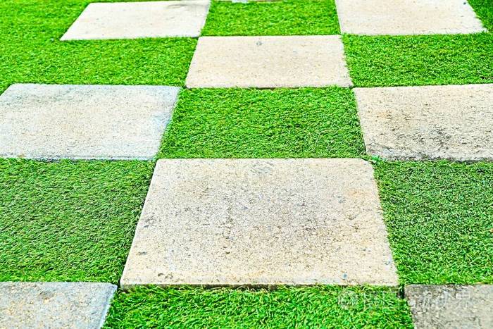 方形水泥地板与草